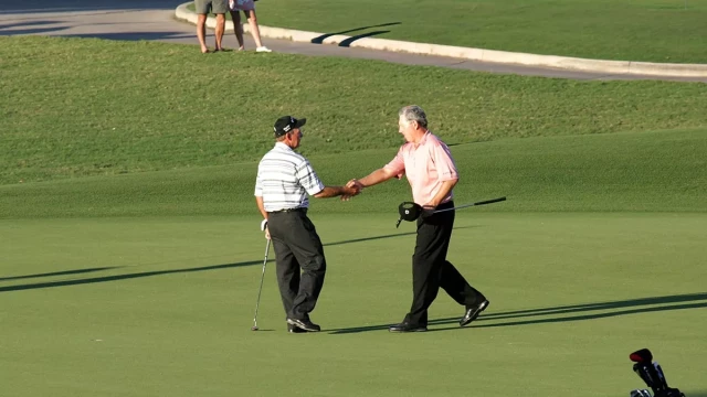 Larry Nelson post-round handshake
