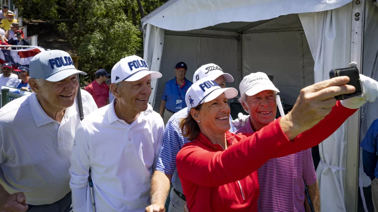 Golf legends taking a selfie